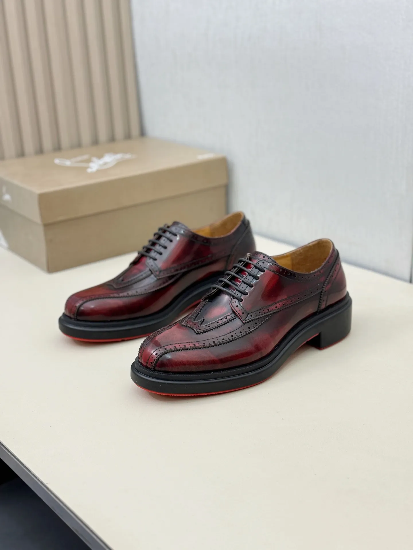 [CL～High-end men’s red-soled shoes] Top P: 880💰. Size: 39-44 (38.45.46 can be customized) 🆑Top original order purchasing agent Imported open-edge bead fabric and water-dyed cowhide inside 🉑️ Imported TPU rubber sole, wear-resistant and non-slip, full of European style.
